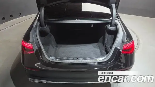 Mercedes-Benz S-Class 2022 — Photo 11/34