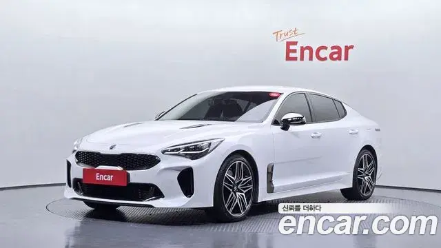 Kia Stinger 2021 — Фото 1/20