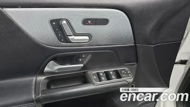 Mercedes-Benz GLB-Class 2021 — Фото 18/20