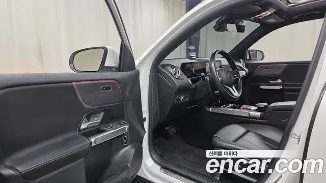 Mercedes-Benz GLB-Class 2022 — Photo 10/20