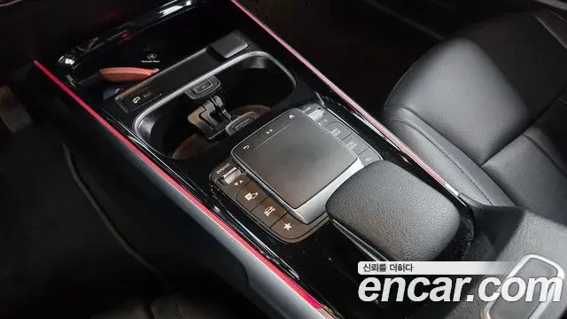 Mercedes-Benz GLB-Class 2022 — Photo 18/20