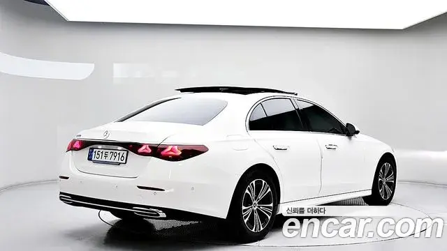 Mercedes-Benz E-Class 2024 — Photo 2/20