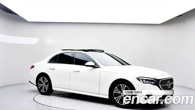 Mercedes-Benz E-Class 2024 — Photo 3/20