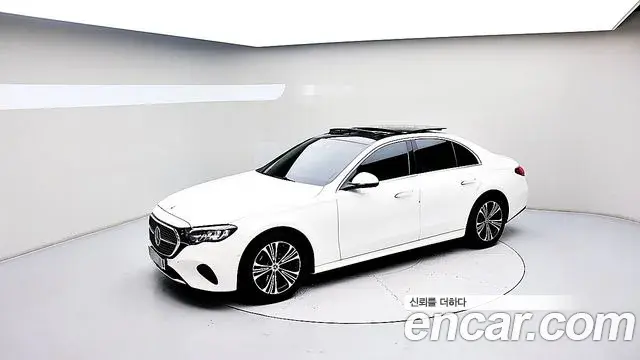 Mercedes-Benz E-Class 2024 — Photo 4/20