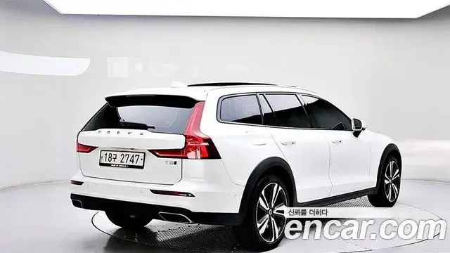 Volvo V60 Cross Country 2019 — Фото 2/20