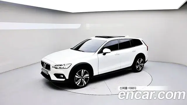 Volvo V60 Cross Country 2019 — Фото 4/20