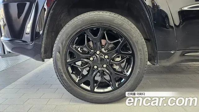 Jeep Grand Cherokee 2021 — Photo 32/32