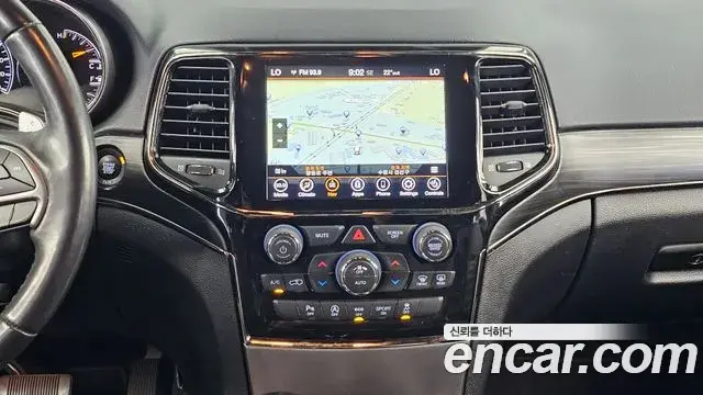 Jeep Grand Cherokee 2021 — Photo 23/32