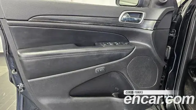 Jeep Grand Cherokee 2021 — Photo 8/32