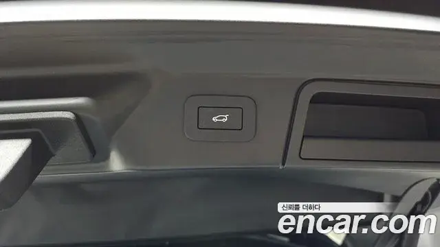 Land Rover Range Rover Velar 2025 — Photo 30/34