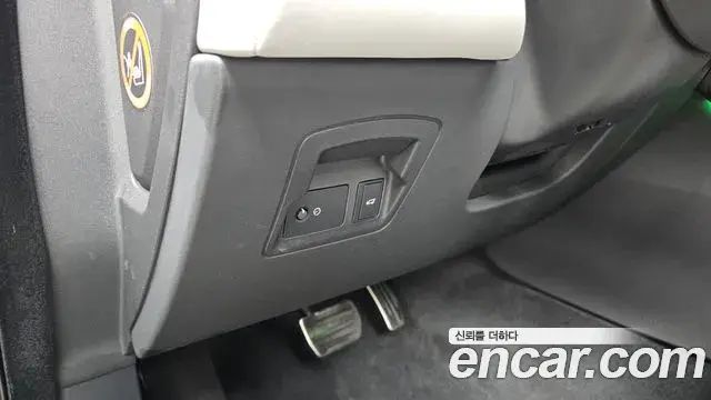 Land Rover Range Rover Velar 2025 — Photo 27/34