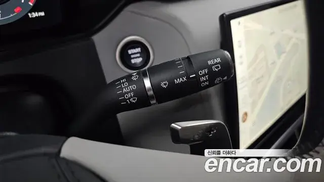 Land Rover Range Rover Velar 2025 — Photo 32/34