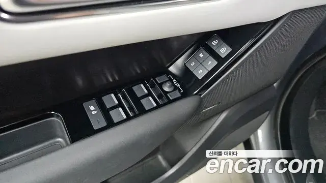 Land Rover Range Rover Velar 2025 — Photo 24/34