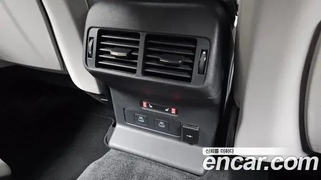 Land Rover Range Rover Velar 2025 — Photo 28/34
