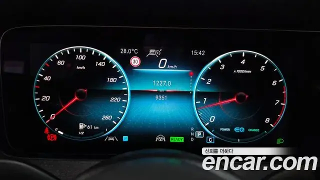 Mercedes-Benz E-Class 2022 — Photo 8/20