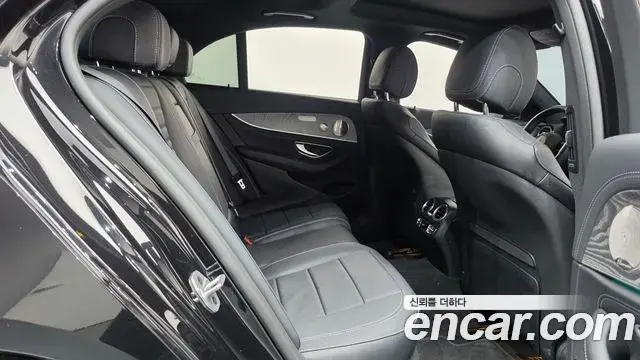 Mercedes-Benz E-Class 2022 — Photo 11/20