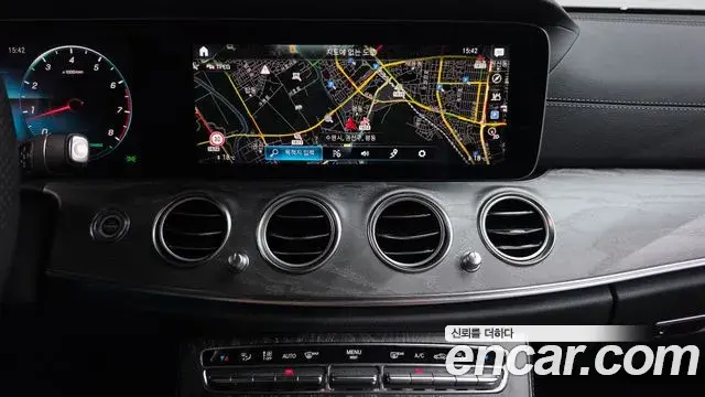 Mercedes-Benz E-Class 2022 — Photo 12/20