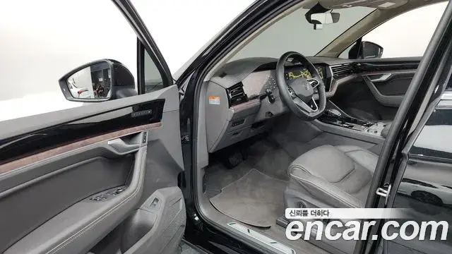 Volkswagen Touareg 2023 — Photo 2/37