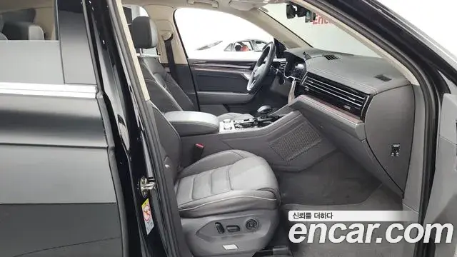 Volkswagen Touareg 2023 — Photo 29/37