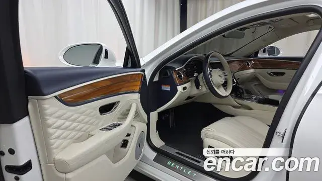 Bentley Flying Spur 2022 — ფოტო 16/33