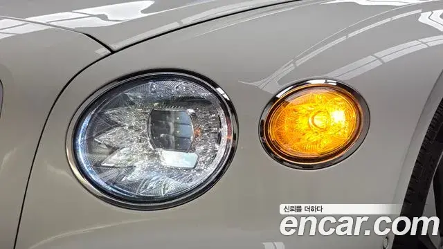 Bentley Flying Spur 2022 — ფოტო 29/33