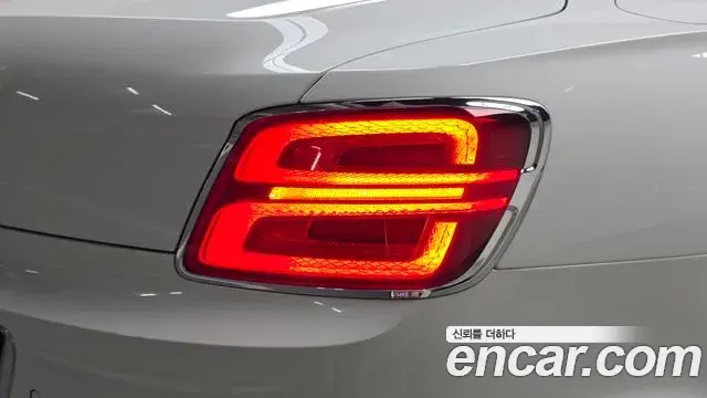 Bentley Flying Spur 2022 — ფოტო 33/33