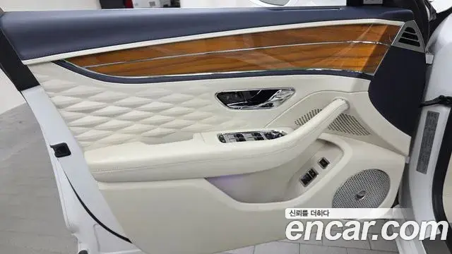 Bentley Flying Spur 2022 — ფოტო 31/33