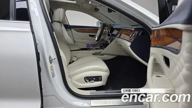 Bentley Flying Spur 2022 — ფოტო 18/33