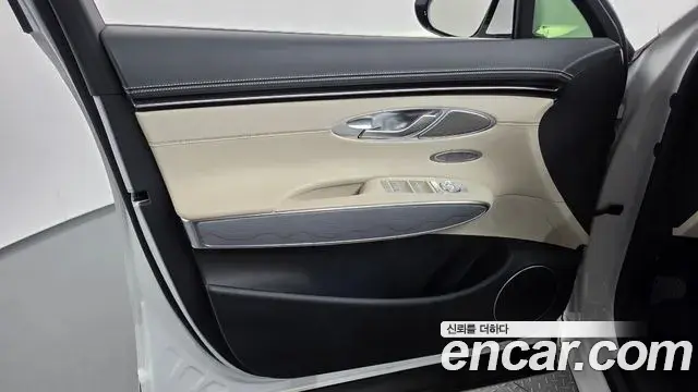 Genesis GV70 2023 — Photo 30/37