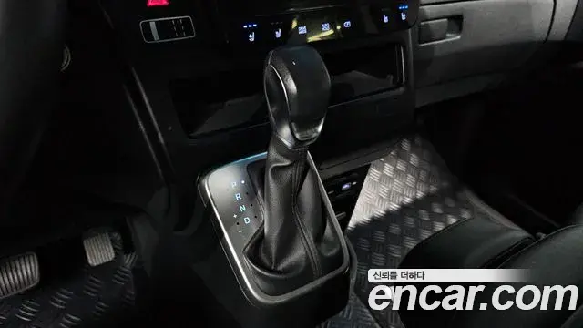 Hyundai Staria 2023 — Photo 9/20