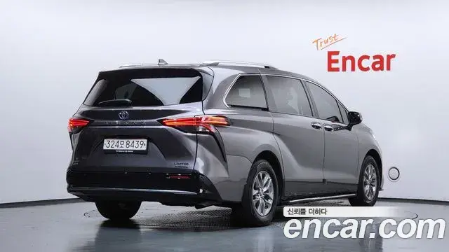 Toyota Sienna 2023 — Photo 2/20