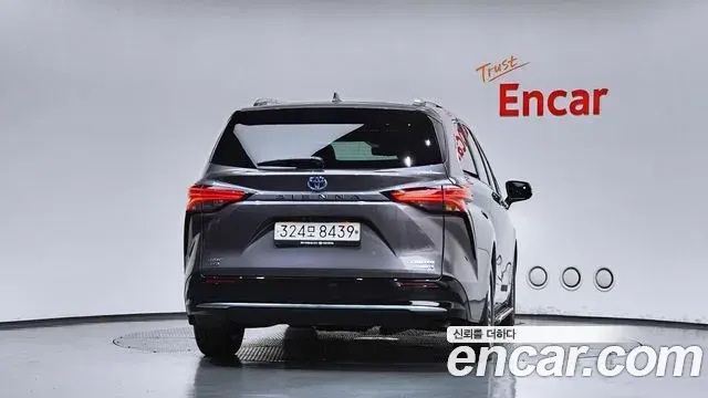 Toyota Sienna 2023 — Photo 4/20