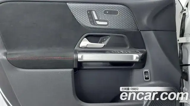 Mercedes-Benz GLB-Class 2024 — Photo 15/17