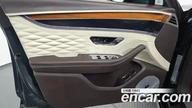 Bentley Flying Spur 2023 — Photo 16/39