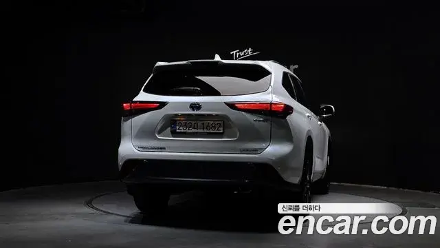 Toyota Highlander 2023 — Photo 26/33