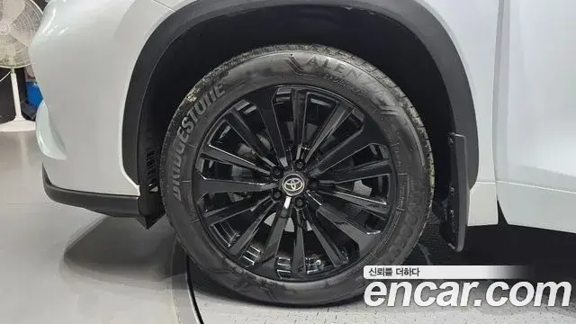 Toyota Highlander 2023 — Photo 14/33