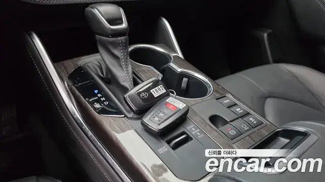 Toyota Highlander 2023 — Photo 2/33