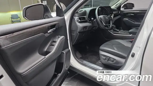 Toyota Highlander 2023 — Photo 13/33