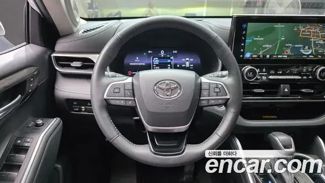 Toyota Highlander 2023 — Photo 31/33