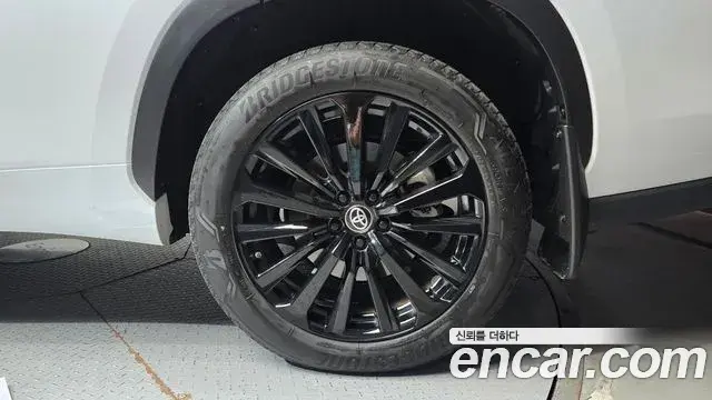 Toyota Highlander 2023 — Photo 25/33