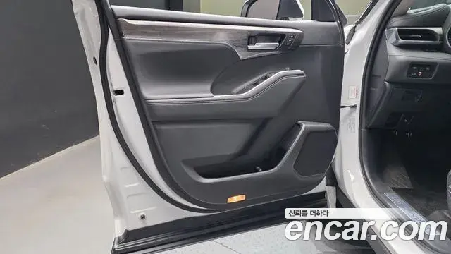 Toyota Highlander 2023 — Photo 8/33