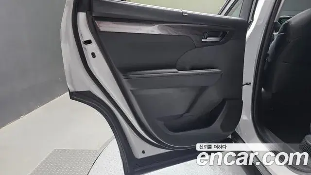 Toyota Highlander 2023 — Photo 3/33