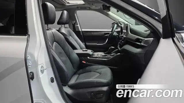Toyota Highlander 2023 — Photo 12/33