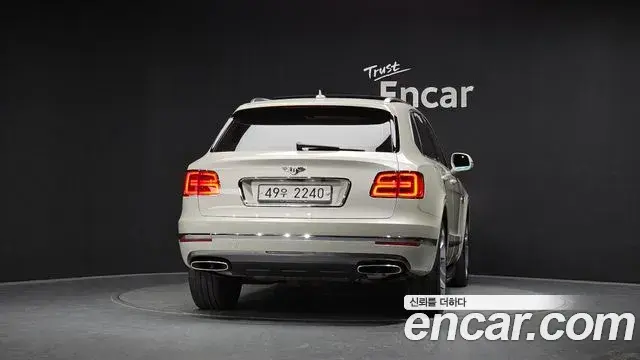 Bentley Bentayga 2018 — Şəkil 19/41