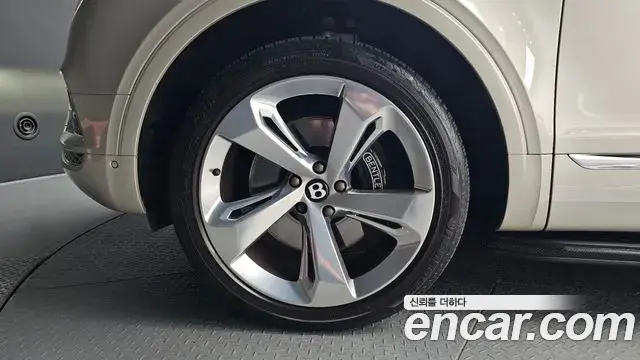 Bentley Bentayga 2018 — Şəkil 20/41