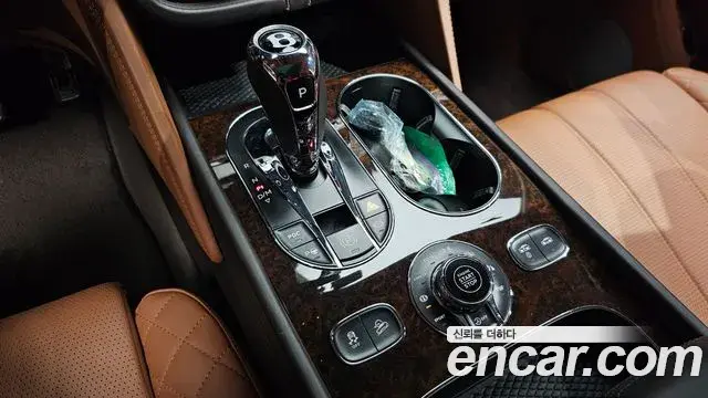 Bentley Bentayga 2018 — Şəkil 23/41