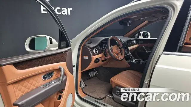Bentley Bentayga 2018 — Şəkil 18/41