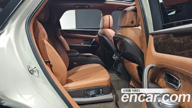 Bentley Bentayga 2018 — Şəkil 10/41