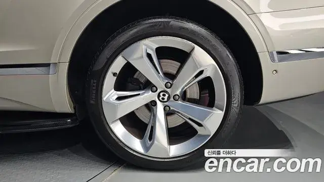 Bentley Bentayga 2018 — Şəkil 3/41