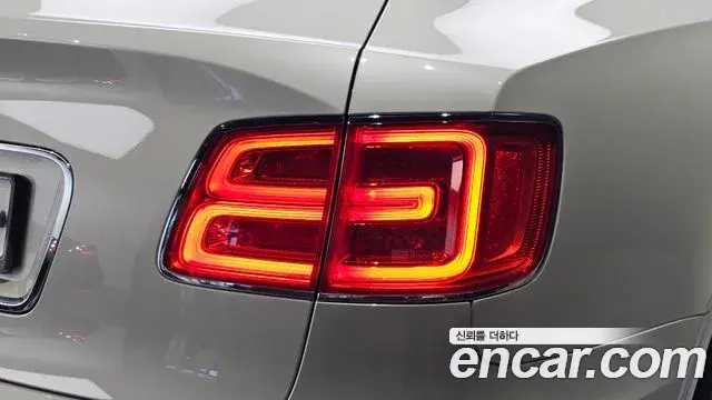 Bentley Bentayga 2018 — Şəkil 7/41